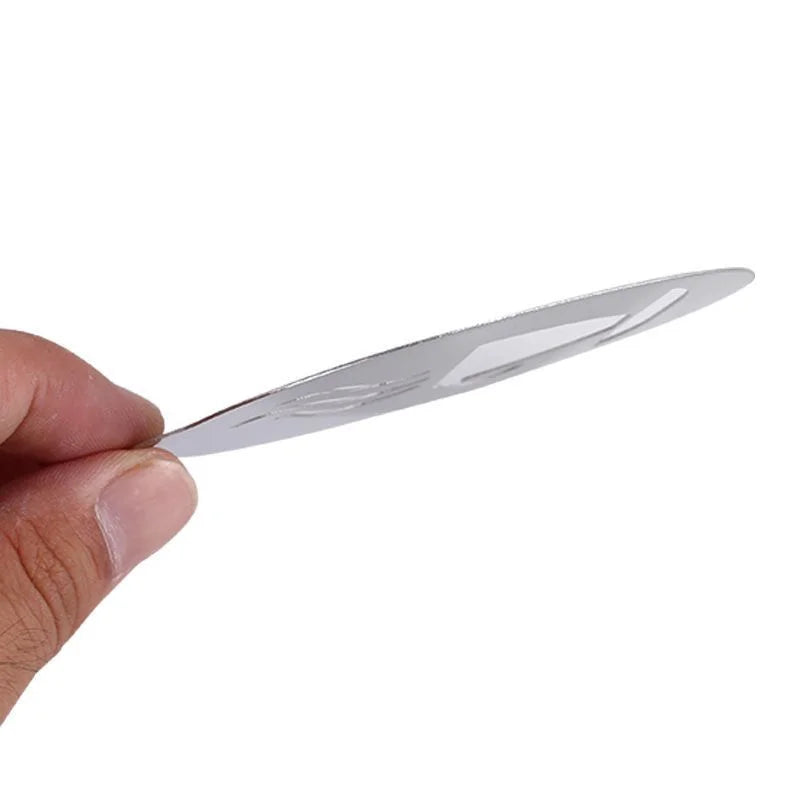 Main tenant un Pochoirs Barista Inox – Lot 16 Motifs Latte Art Cappuccino en acier inoxydable