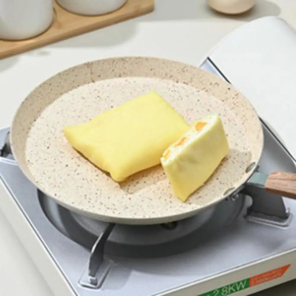 Poêle à crêpes antiadhésive 18/22/26 cm aluminium beige avec crêpe pliée cuisant sur plaque de cuisson