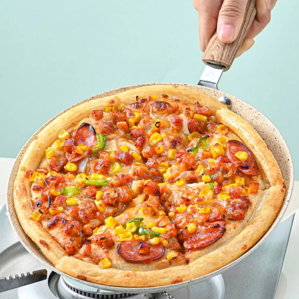 Poêle à crêpes antiadhésive 18/22/26 cm aluminium tenant une pizza cuite avec garnitures colorées