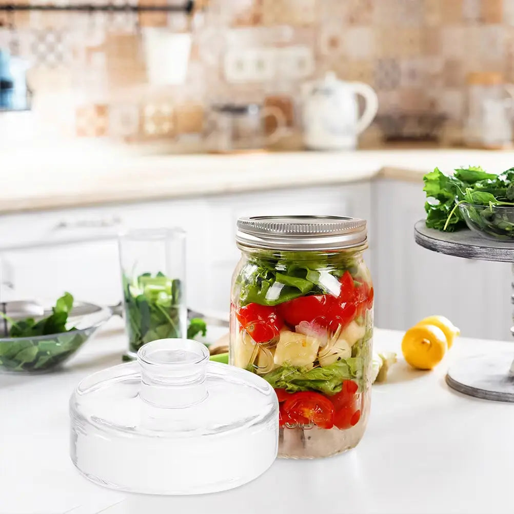 Poids en Verre Ø 8 cm – Lactofermentation Réussie posé à côté d'un bocal de légumes frais en cuisine