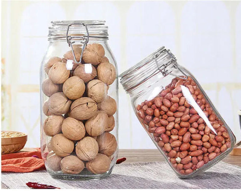 Pot de Rangement Hermétique en Verre rempli de noix et de cacahuètes sur une table en bois