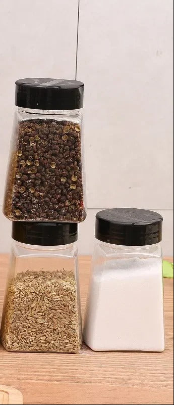 Pots à Épices 270 ml avec Couvercle Shaker – Lot de 5 montrant différents épices dans des bocaux transparents.