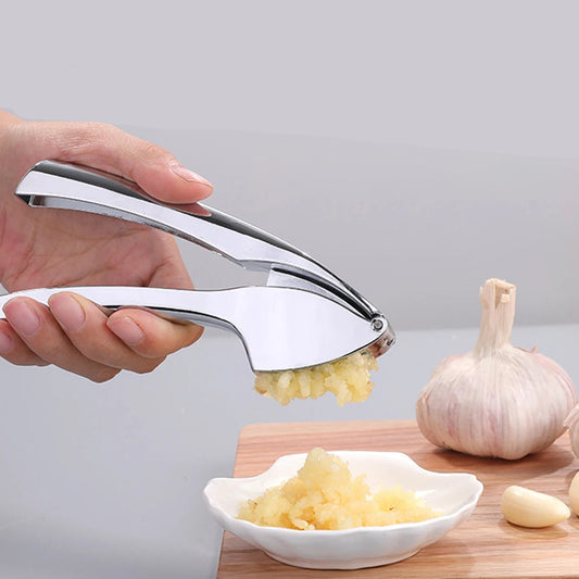Presse-Ail Amovible en Zinc – Solide et Facile à Nettoyer utilisé pour écraser de l'ail frais au-dessus d'un bol