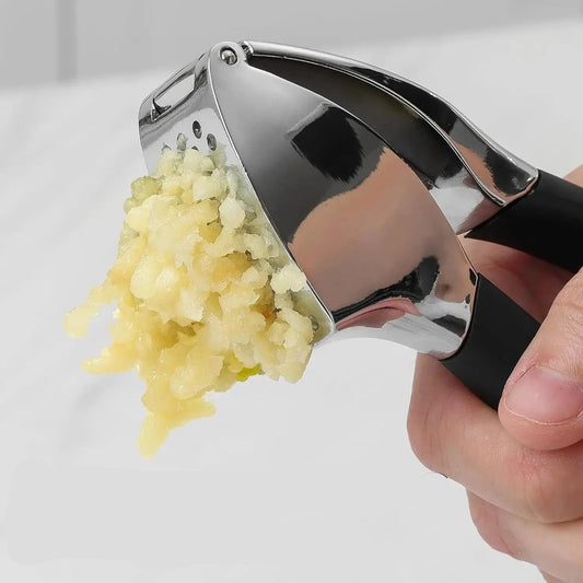 Presse-Ail Inox Écologique – Sans Odeur Facile à Nettoyer avec poignée noire en action