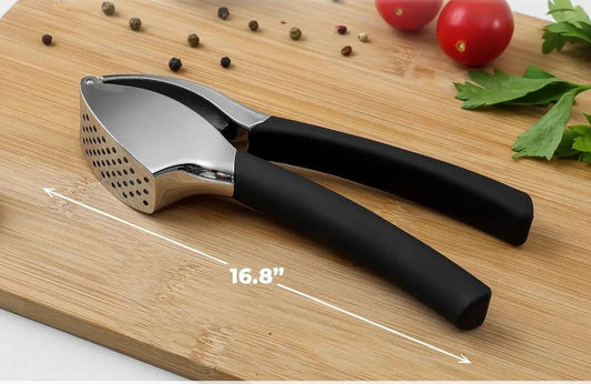 Presse-Ail Inox Écologique – Sans Odeur Facile à Nettoyer avec poignées noires ergonomiques sur planche en bois