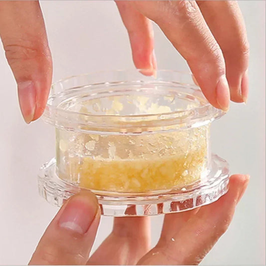 Presse-Ail Manuel Compact – Boîte 3-en-1 Hygiénique avec ail pressé visible à l'intérieur