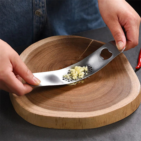 Presse-Ail Manuel Inox Cuisine – 2-en-1 Rapide et Durable utilisé pour écraser de l'ail frais sur une planche en bois