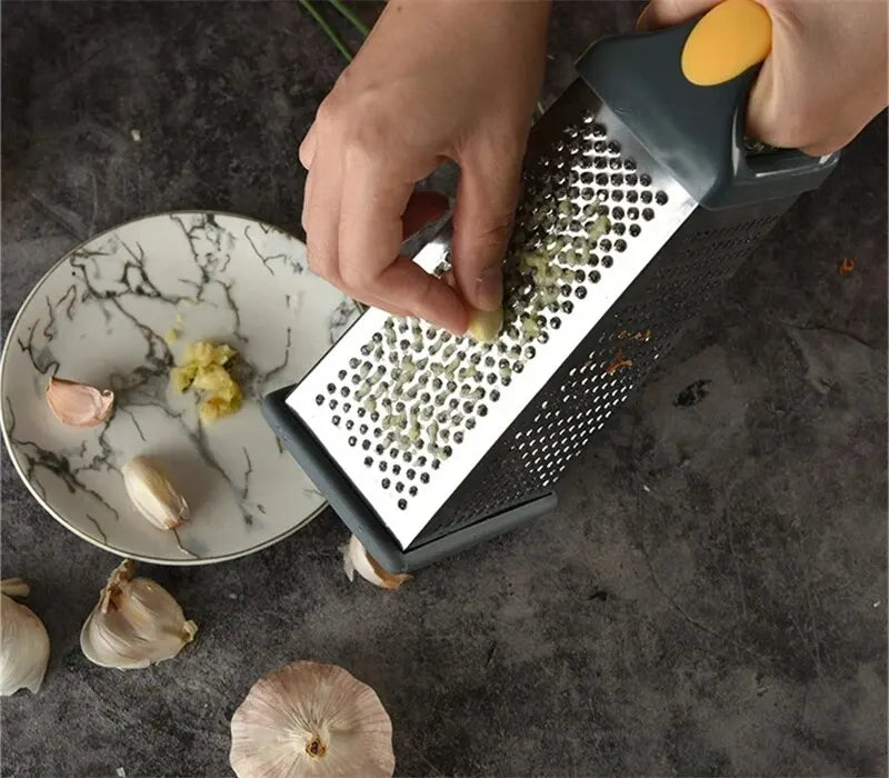 Râpe 4 Faces Inox – Polyvalente, Précise et Durable utilisée pour râper de l'ail frais dans une cuisine