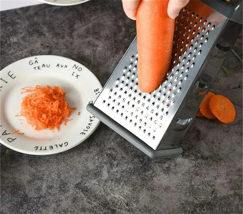 Râpe 4 Faces Inox – Polyvalente, Précise et Durable avec carotte râpée sur une assiette blanche