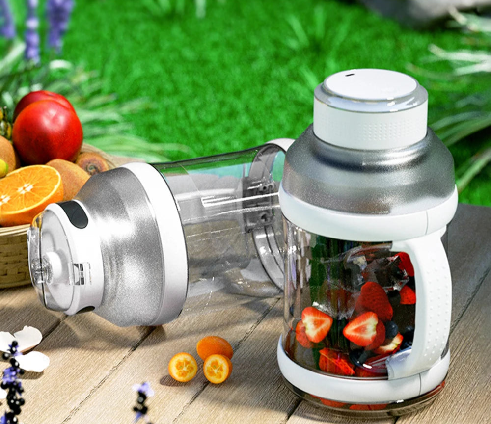 Blender Portable Romellar 2L en plastique transparent et blanc avec fruits frais à l'intérieur sur table en bois