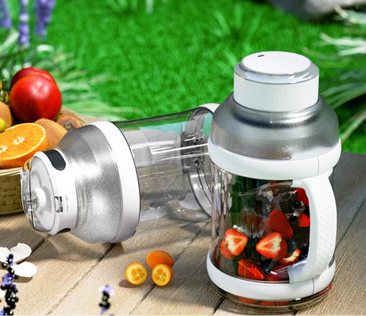 Blender Portable Romellar 2L en plastique transparent et blanc avec fruits frais à l'intérieur sur table en bois