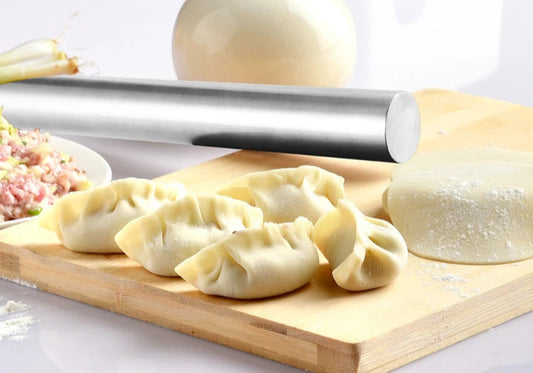 Rouleau à Pâtisserie en Inox 304 – 22,5 à 42,5 cm avec pâte à dumplings et ingrédients sur planche à découper