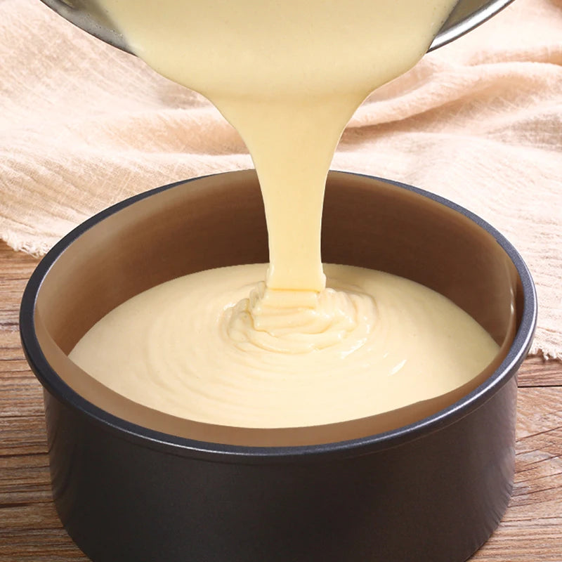 Pâte à gâteau versée dans un moule, utilisant un Rouleau de Papier Sulfurisé Antiadhésif – Cuisson Gâteaux Facile