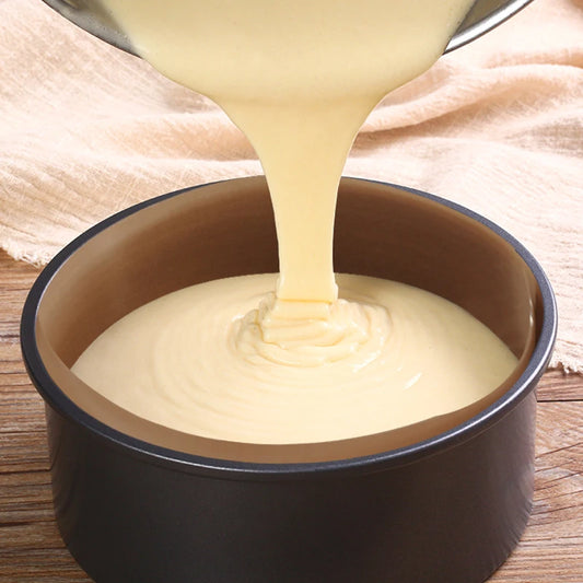 Pâte à gâteau versée dans un moule, utilisant un Rouleau de Papier Sulfurisé Antiadhésif – Cuisson Gâteaux Facile