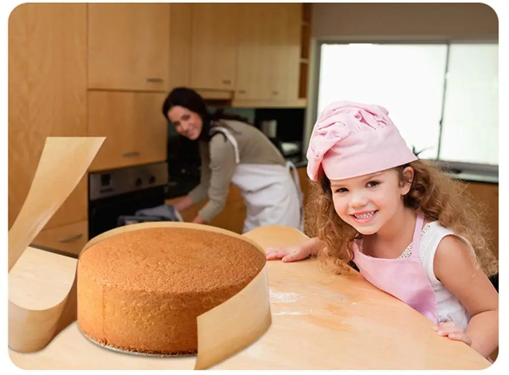 Fille souriante en cuisine avec un gâteau et un rouleau de papier sulfurisé antiadhésif – cuisson gâteaux facile