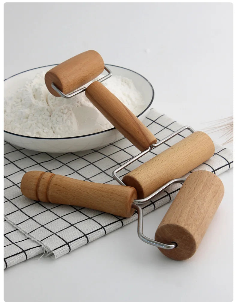 Rouleau pâtisserie bois inox – Précis pour pizza avec poignée en bois et rouleau en inox sur tissu à carreaux