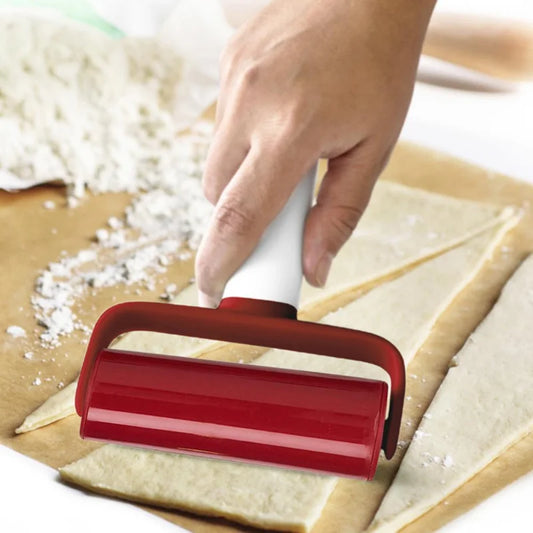 Rouleau Pâtisserie Compact – Plastique Antiadhésif rouge utilisé pour étaler la pâte sur une surface farinée
