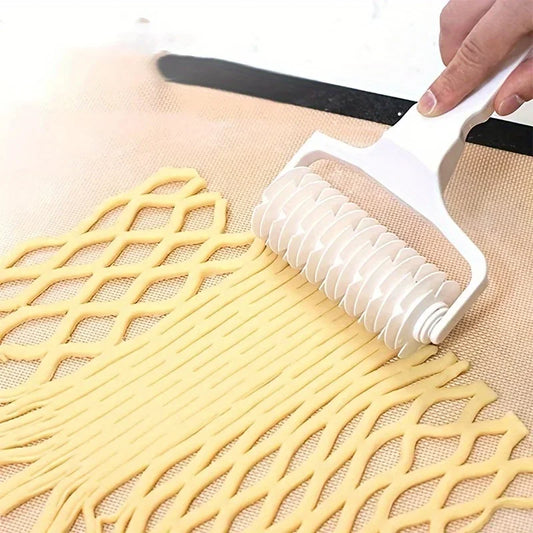 Ustensile de chef Roulette Coupe-Pâte Multifonction blanche utilisée pour découper pâte en formes précises