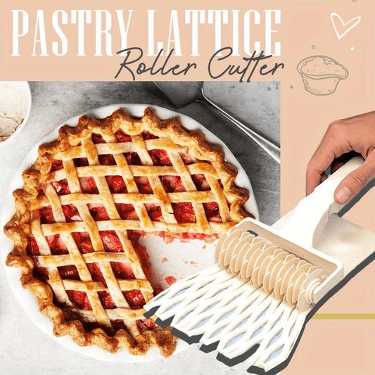 Roulette Coupe-Pâte Multifonction utilisée pour découper et décorer une tarte à la fraise avec motifs en treillis