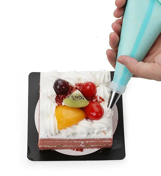 Sac à Douille Réutilisable Silicone avec Buses Interchangeables utilisé pour décorer un gâteau aux fruits et crème