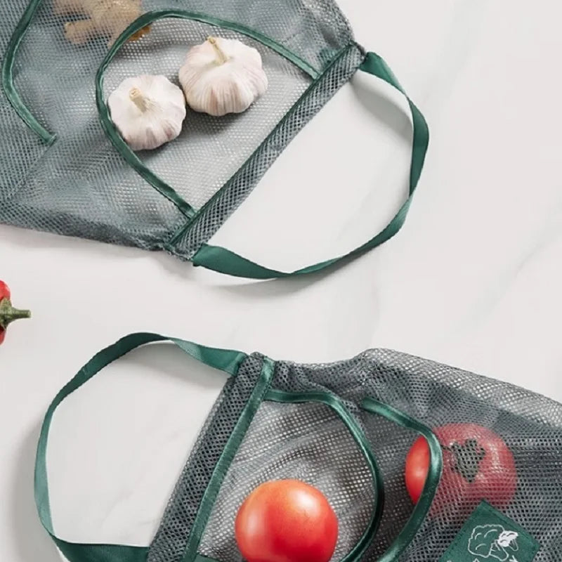 Sac de Rangement Suspendu Cuisine – Filet Alimentaire Réutilisable avec des tomates et de l'ail à l'intérieur