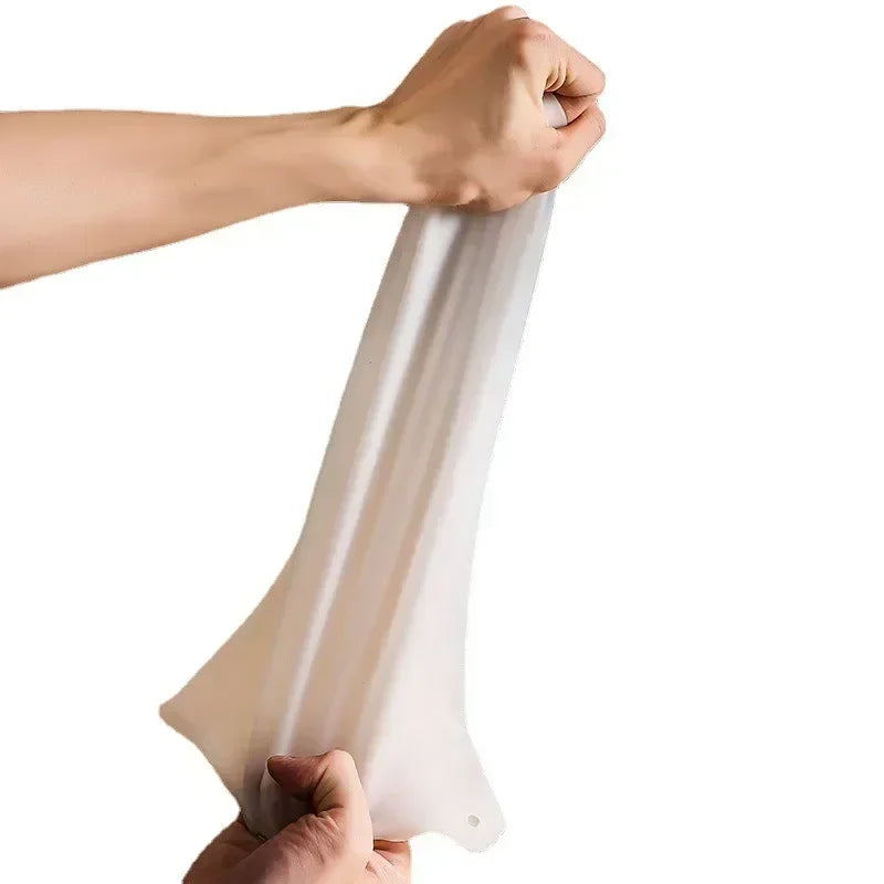 Sac Pétrissage Silicone – Pain, Pizza & Pâtes Sans Salissure étiré entre deux mains pour préparer la pâte facilement