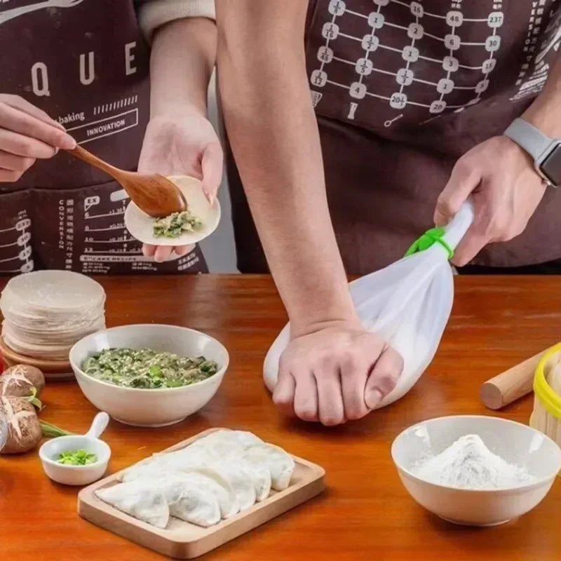 Sac Pétrissage Silicone – Pain, Pizza & Pâtes Sans Salissure utilisé pour préparer des raviolis frais dans une cuisine