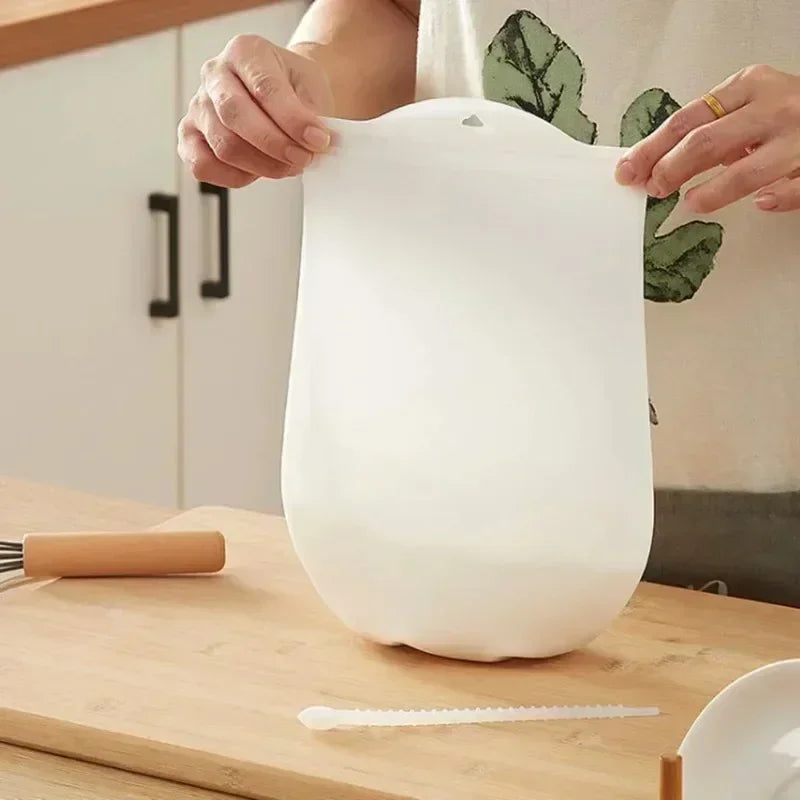 Sac Pétrissage Silicone – Pain, Pizza & Pâtes Sans Salissure tenu par une personne dans une cuisine moderne