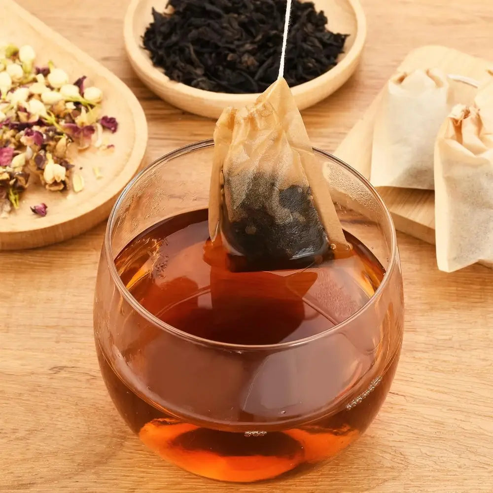 Sachets de Thé Jetables Naturels – Infusion Écologique dans un verre avec des ingrédients pour une infusion savoureuse