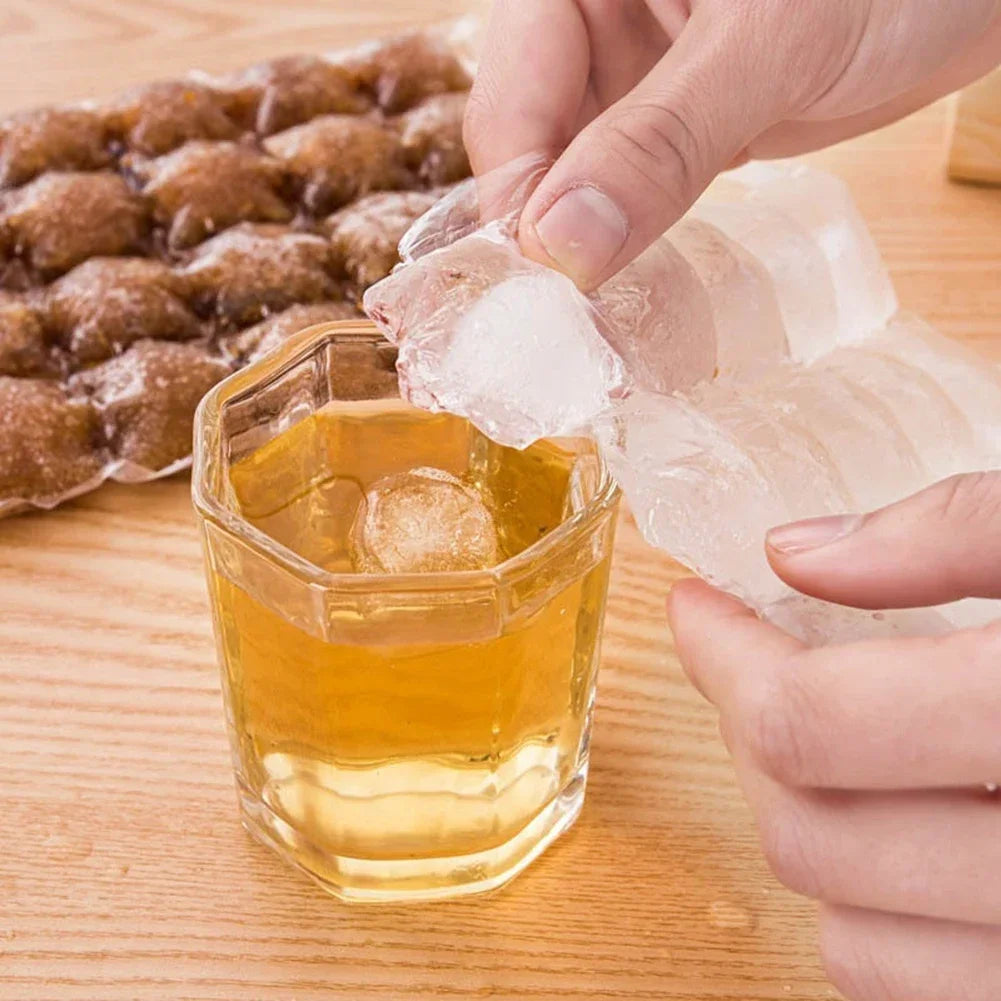 Sacs à Glaçons Réutilisables – Pratiques et Hygiéniques utilisés pour verser un glaçon dans un verre de boisson