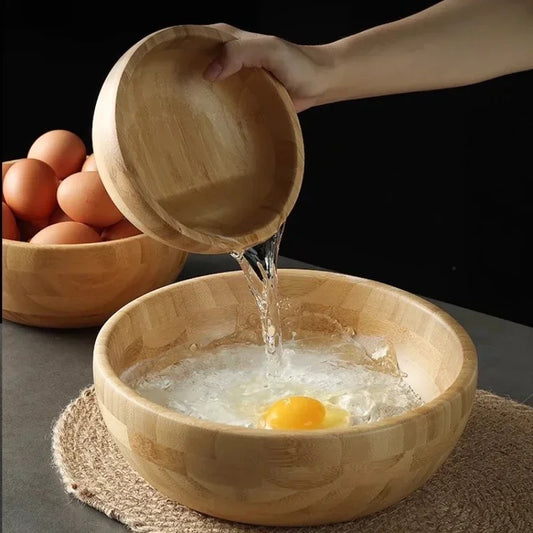 Saladier en bambou naturel avec un œuf et de l'eau pour préparer vos recettes avec élégance artisanale
