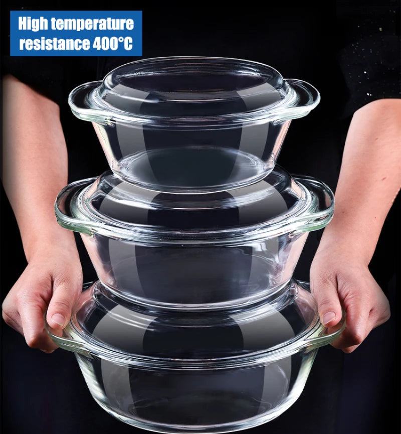 Saladier Verre Borosilicate avec Couvercle résistant à haute température posé dans les mains