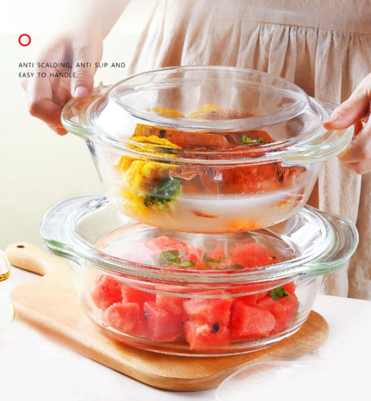 Saladier Verre Borosilicate avec Couvercle contenant des fruits et légumes posé sur une planche en bois