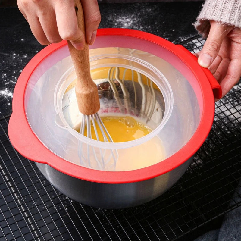 Saladiers Inox avec Couvercles et Râpes – Lot 3 Tailles montrant un bol en inox avec couvercle rouge utilisé pour fouetter