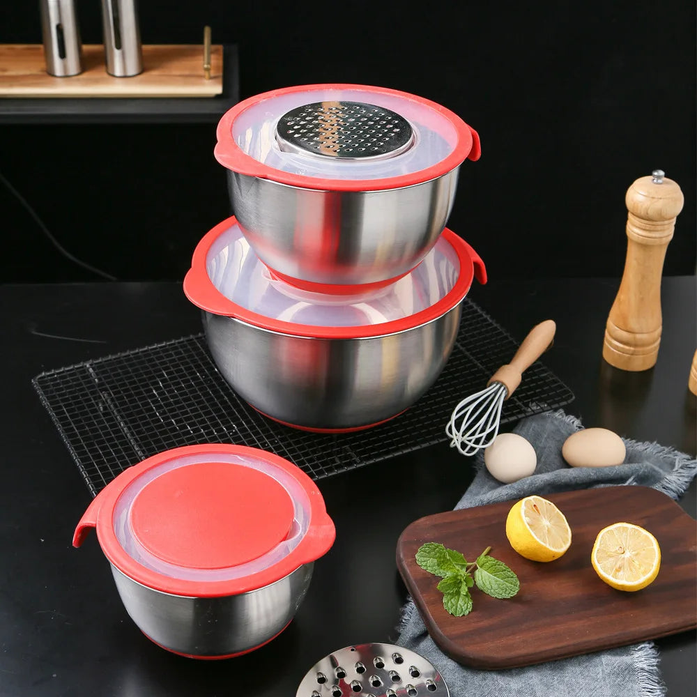 Saladiers Inox avec Couvercles et Râpes – Lot 3 Tailles empilés avec accessoires de cuisine sur fond noir