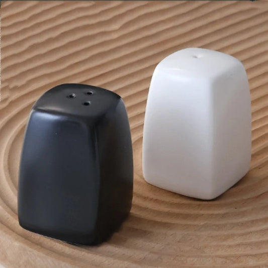 Salière et Poivrière en Céramique – Duo Fait Main Design noir et blanc sur plateau en bois