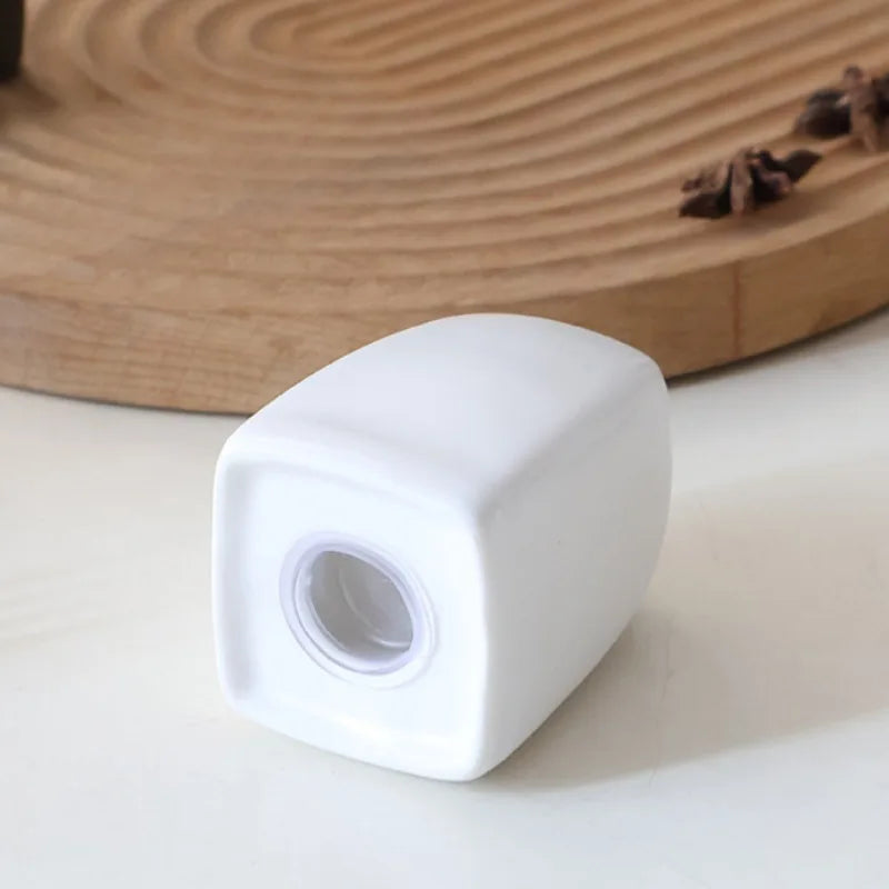 Salière et Poivrière en Céramique – Duo Fait Main Design blanc avec bouchon transparent sur surface blanche