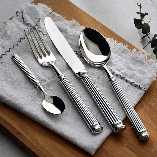 Service de couverts inox gravés – Set cuillère fourchette couteau élégant sur nappe en lin