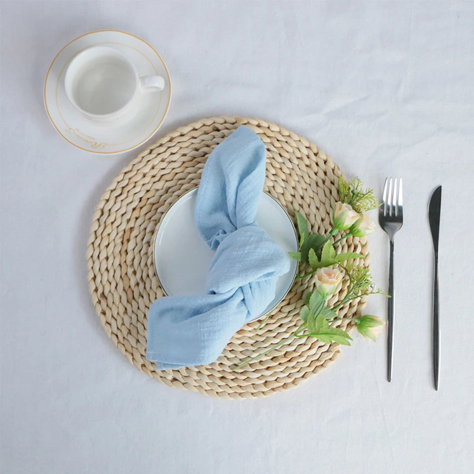 Serviette de Table en Coton 100 % Naturel – Élégante, Réutilisable et Écologique pour Repas Chic sur une assiette décorée.