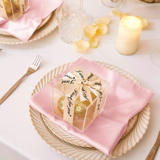 Serviettes de Table Satinées Lot de 12 Élégantes en rose sur une table de fête décorée