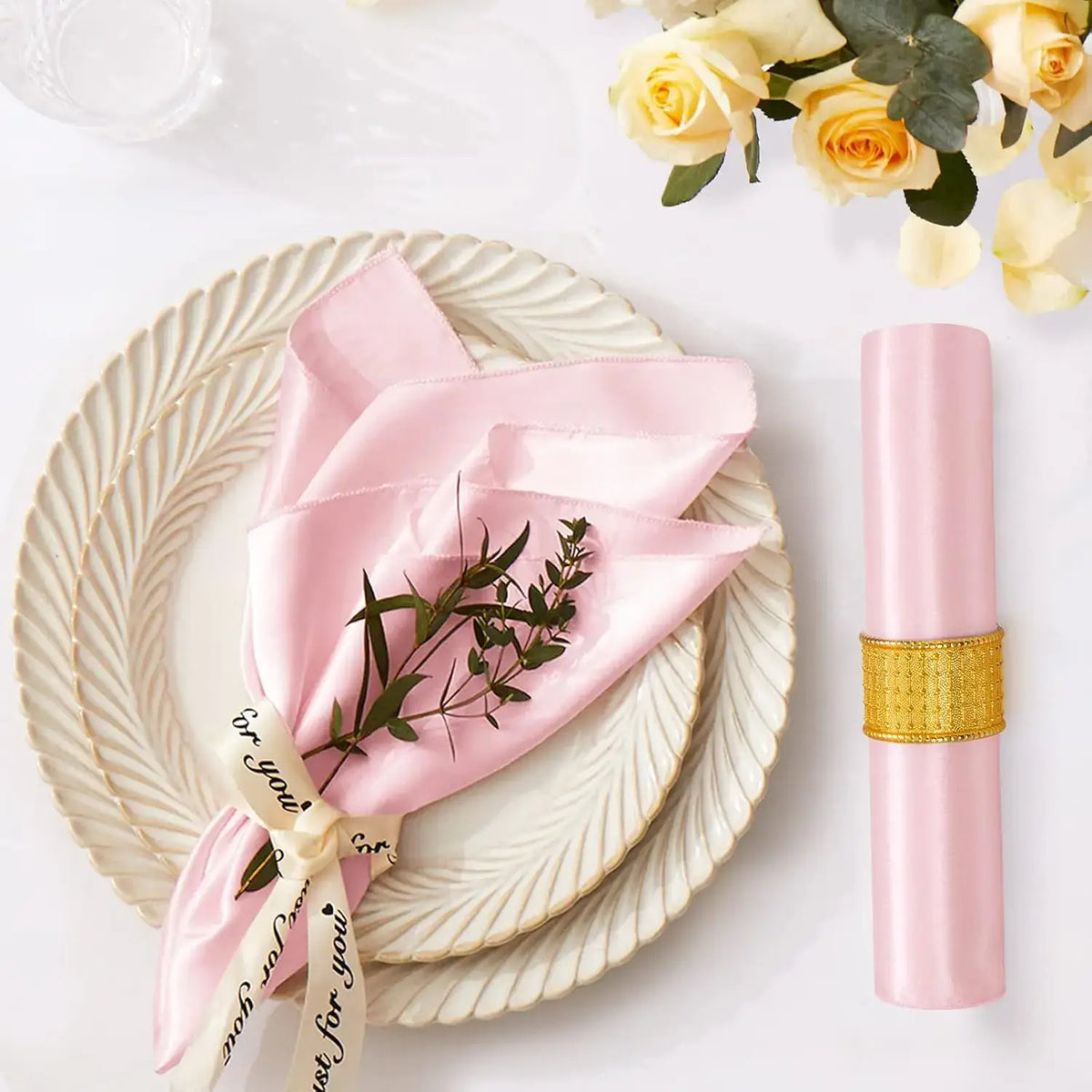 Serviettes de Table Satinées Lot de 12 Élégantes sur une table avec assiettes blanches et fleurs jaunes