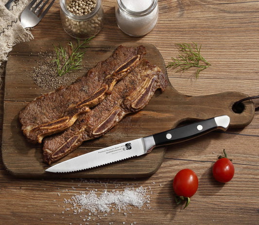 Set 4 Couteaux à Steak – Acier Allemand Premium sur une planche en bois avec de la viande grillée