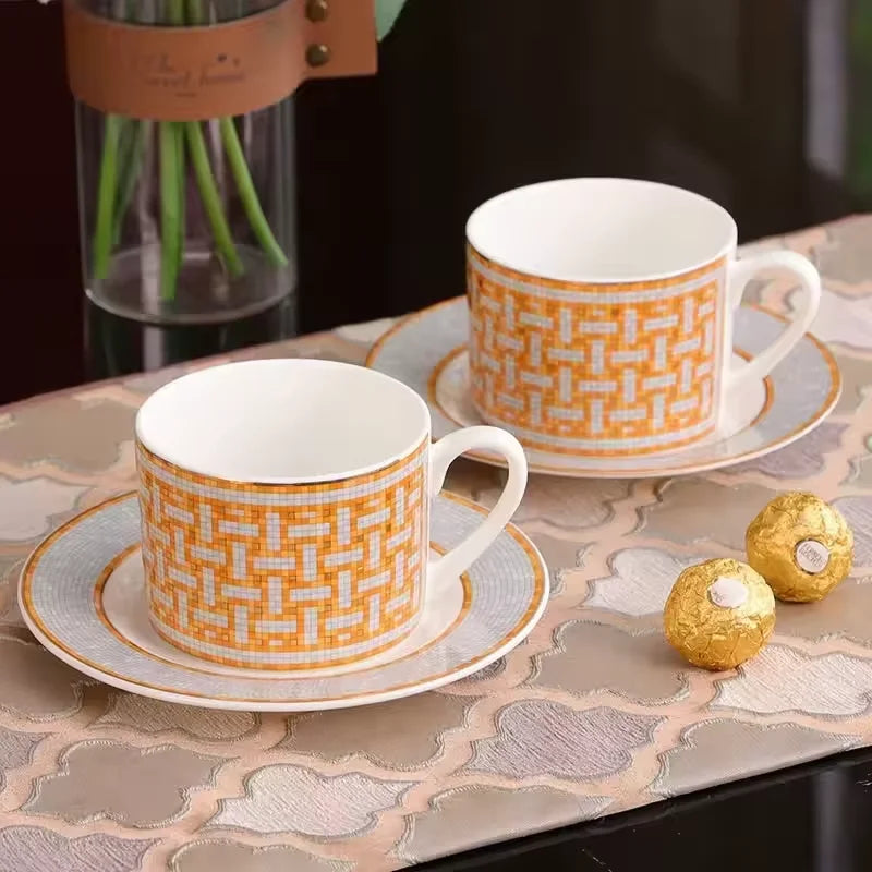 Set 4 Tasses et Soucoupes Café en Porcelaine Éco avec un design en osier orange élégant sur une table