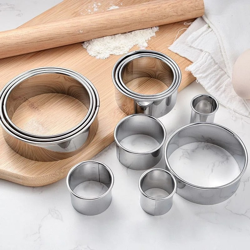 Set 5 Emporte-Pièces Ronds Inox – Pâtisserie Créative en acier inoxydable avec rouleau à pâtisserie sur planche en bois