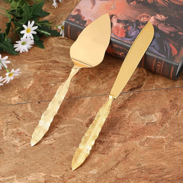 Set Couteau et Pelle à Gâteau Or – Élégant & Durable avec design en feuille sur une table