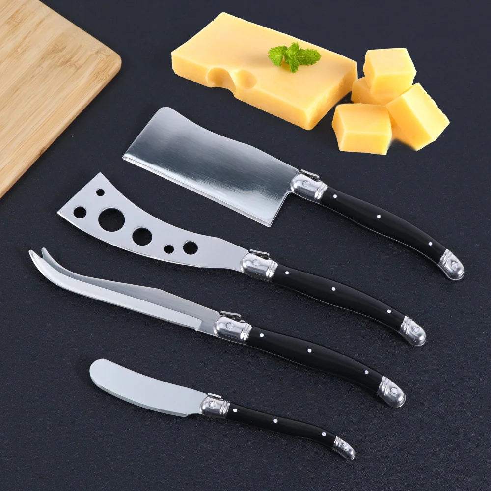 Set Couteaux à Fromage Laguiole – 4 Pièces Élégantes avec manches noirs et lame en acier, présenté avec fromage