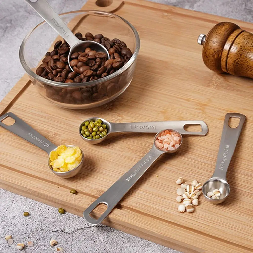 Set Cuillères Doseuses Inox 304 – 7 ou 11 Pièces Précises avec différentes mesures sur planche en bois