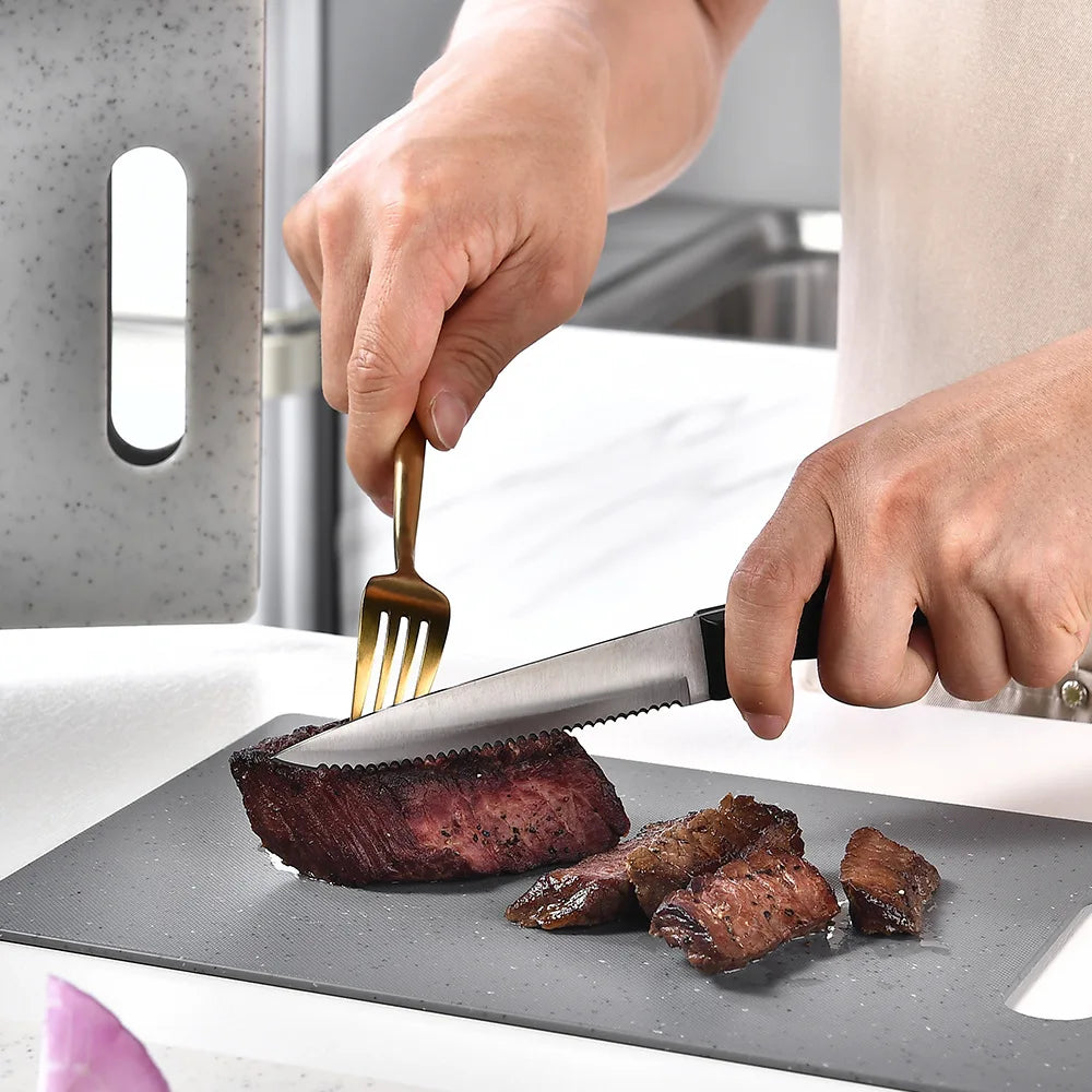 Set de Planches à Découper avec Support Compact en action pour couper un steak tendre dans une cuisine moderne