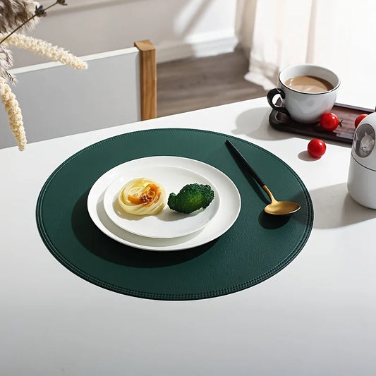 Sets de Table Antidérapants Double Face – Style Américain sur une table avec assiette blanche et cuillère dorée