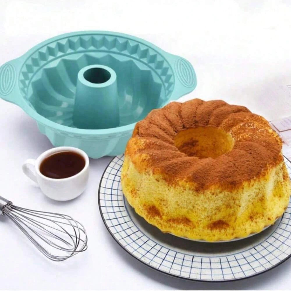 Moules Gâteaux Silicone Variés – Cuisson Facile avec gâteau doré, fouet et tasse de café
